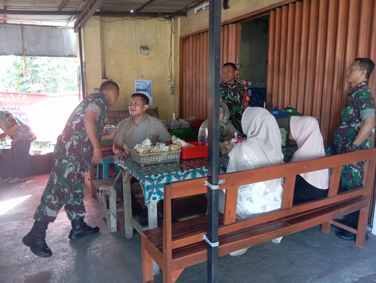 Sertu Rohmadi  Imbau Warga Waspadai Hoaks di Medsos, Jaga Keutuhan NKRI