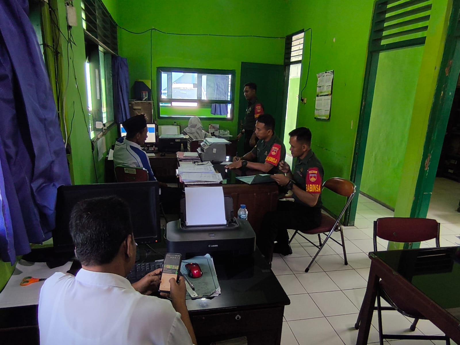 Babinsa Kembali Berkunjung ke Sekolah, Jalin Keakraban dan Komunikasi dengan Guru MTs N 8 Kalijambe