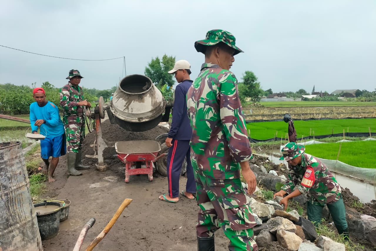Dengan Penuh Semangat, Babinsa Bersama Petani  Rampungkan Pembangun Talud