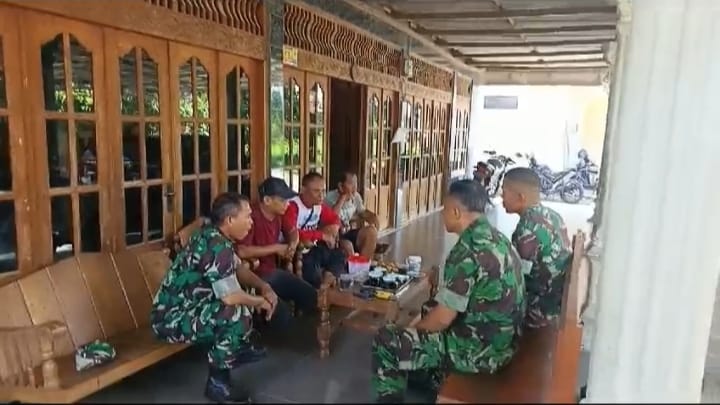 Musim Hujan Babinsa, Himbau dan Ingatkan Warga Waspada Bencana Alam