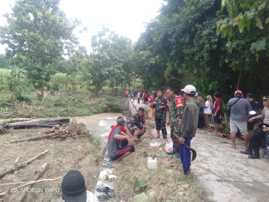 Hujan Sering Mengguyur, Babinsa Ingatkan Warga Pentingnya Menjaga Kebersihan Lingkungan