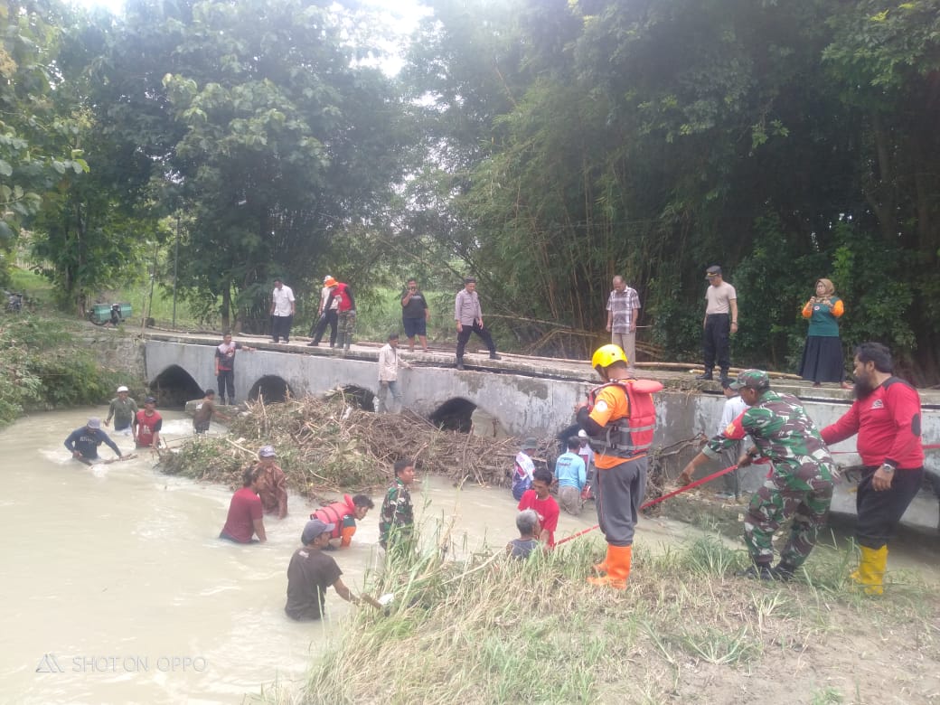 Babinsa Gotong Royong Bersihkan Tumpukan Sampah Jembatan, Cegah Banjir