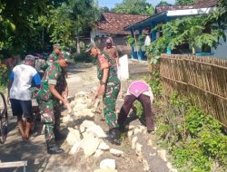 Cegah Luapan Air Babinsa Kerja Bakti Bangun Talud Jalan
