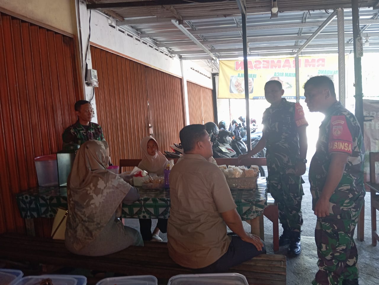 Babinsa Imbau Warga Tingkatkan Kewaspadaan terhadap Orang Asing