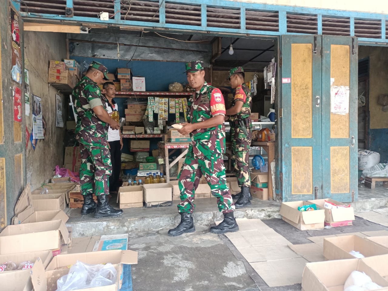 Babinsa Cek Harga Sembako Pasca Tahun Baru, Pastikan Stabilitas Harga dan Ketersediaan