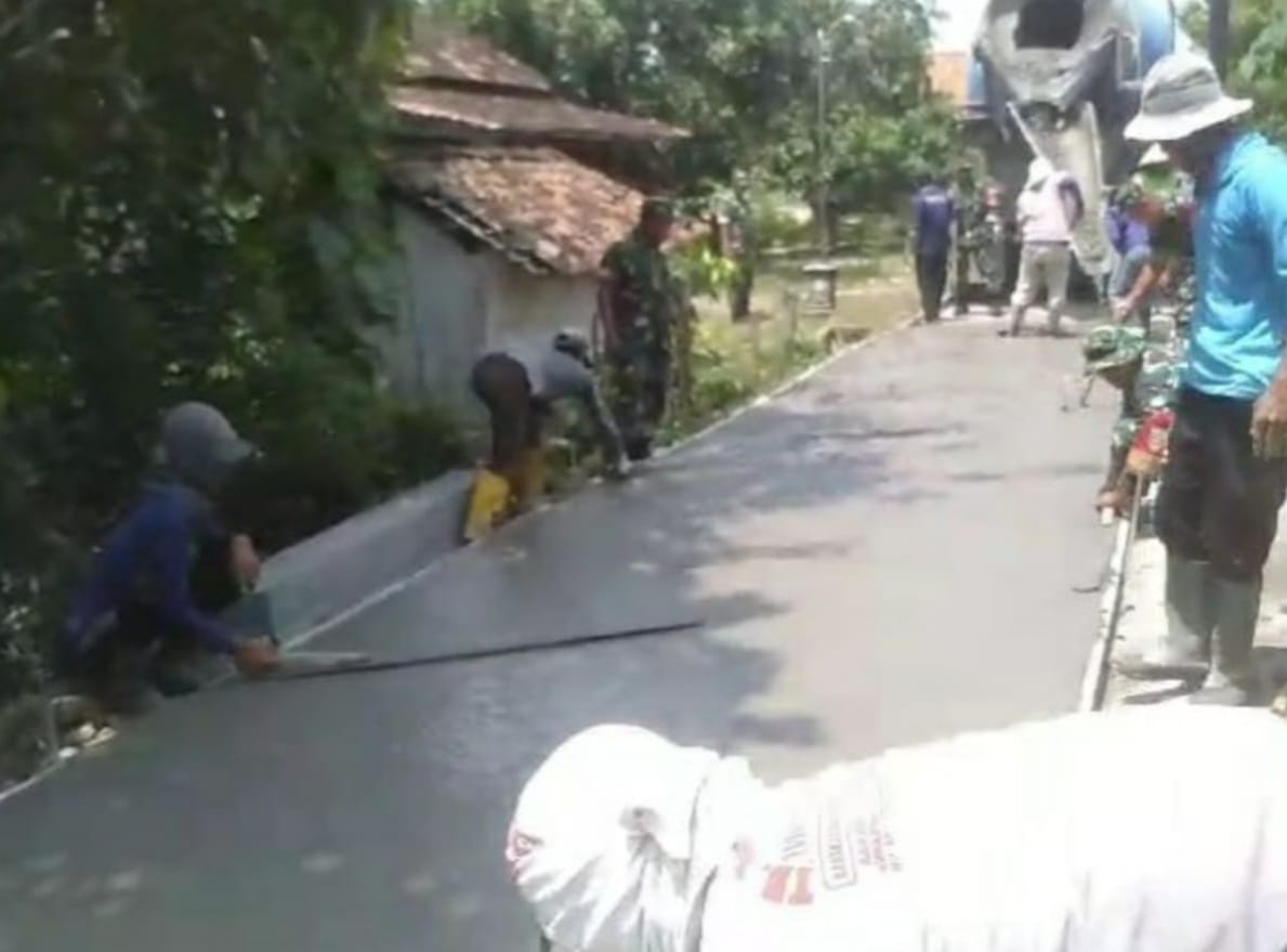 Dukung Percepatan Pembangunan, Babinsa dan Warga Kompak Kerja Bakti Cor Jalan