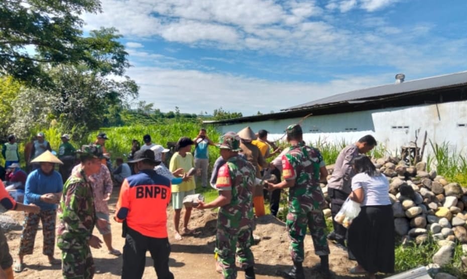 Koramil Sambirejo Bangun Jembatan Darurat Penghubung Antar Kecamatan:  Tindakan Nyata Demi Kemudahan Warga