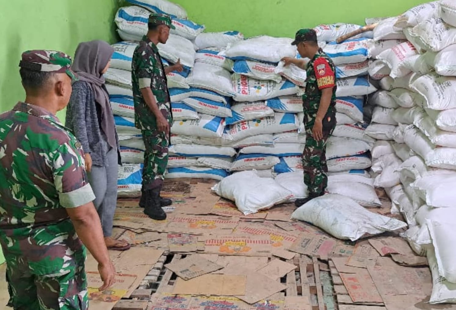 Babinsa Sidak Pupuk, Pastikan Distribusi Merata dan Tepat Sasaran