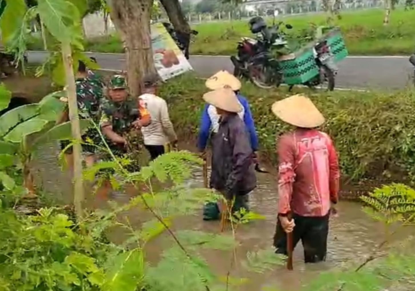 Babinsa Bersihkan Aliran Sungai Irigasi, Jaga Kelancaran Irigasi dan Cegah Banjir
