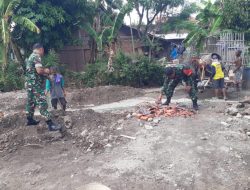 Cegah Luapan Air, Babinsa Bangun Parit