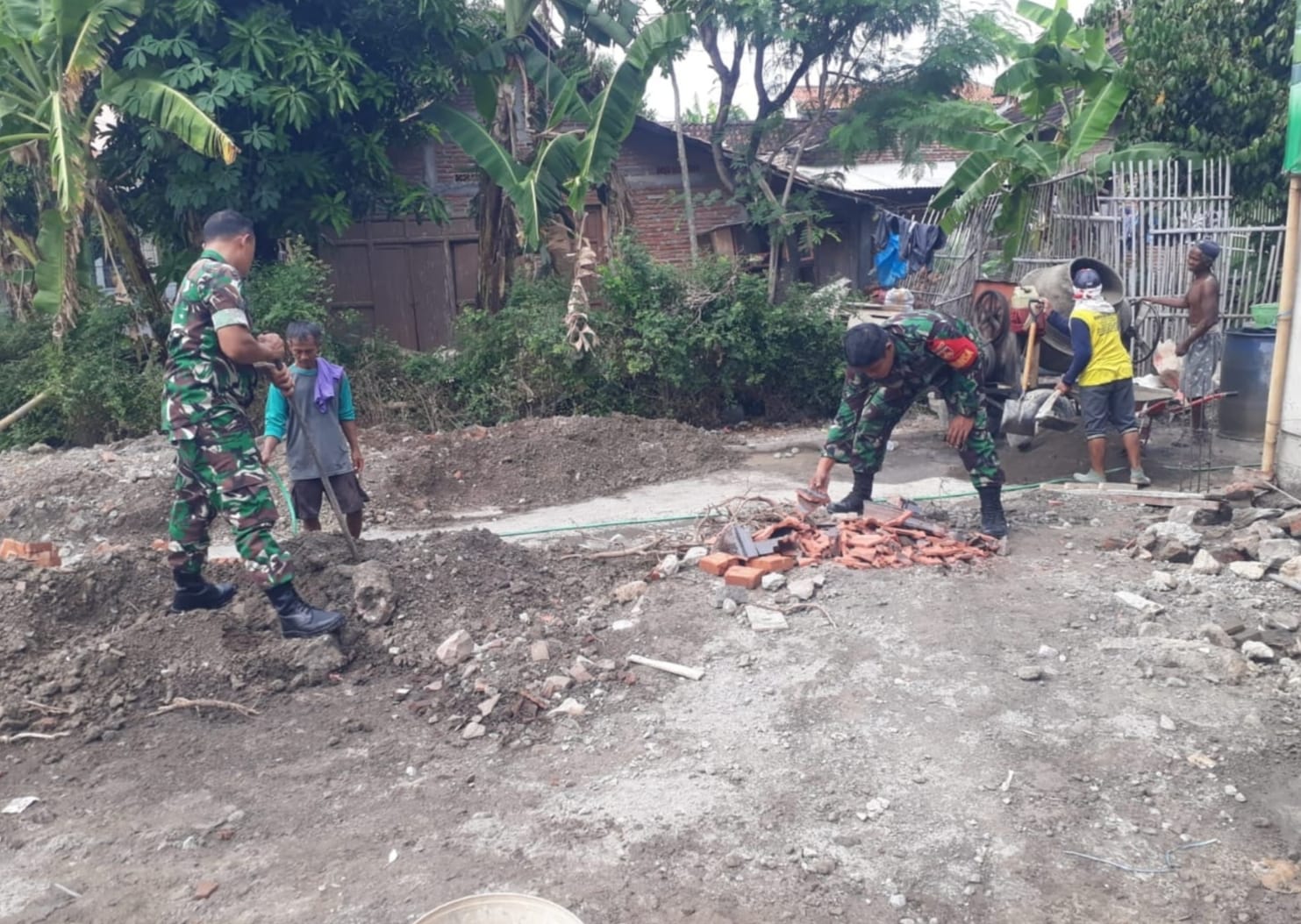 Cegah Luapan Air, Babinsa Bangun Parit