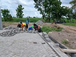 Babinsa Berpartisipasi Aktif Membantu Pemasangan Paving Jalan, Wujud Nyata Kebersamaan TNI dan Rakyat