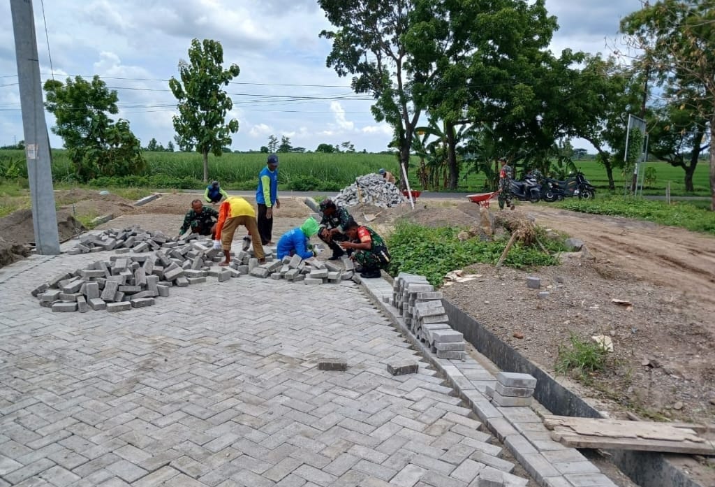 Babinsa Berpartisipasi Aktif Membantu Pemasangan Paving Jalan, Wujud Nyata Kebersamaan TNI dan Rakyat