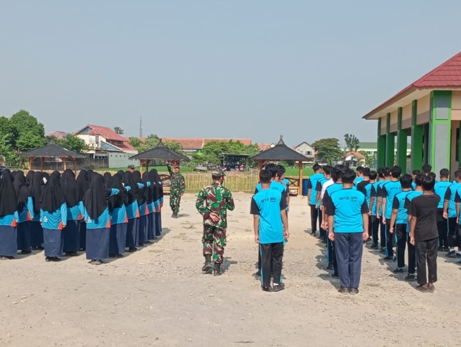 Tumbuhkan Rasa Kekompakan dan Disiplin, Babinsa Latih PBB Siswa