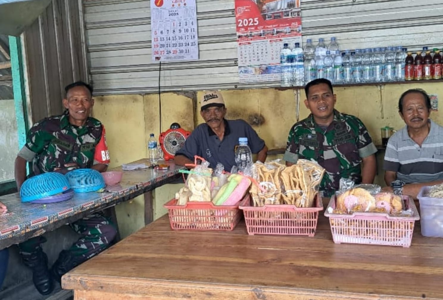 Babinsa Plumbon, Jadikan Kedai Kopi Tempat Komsos