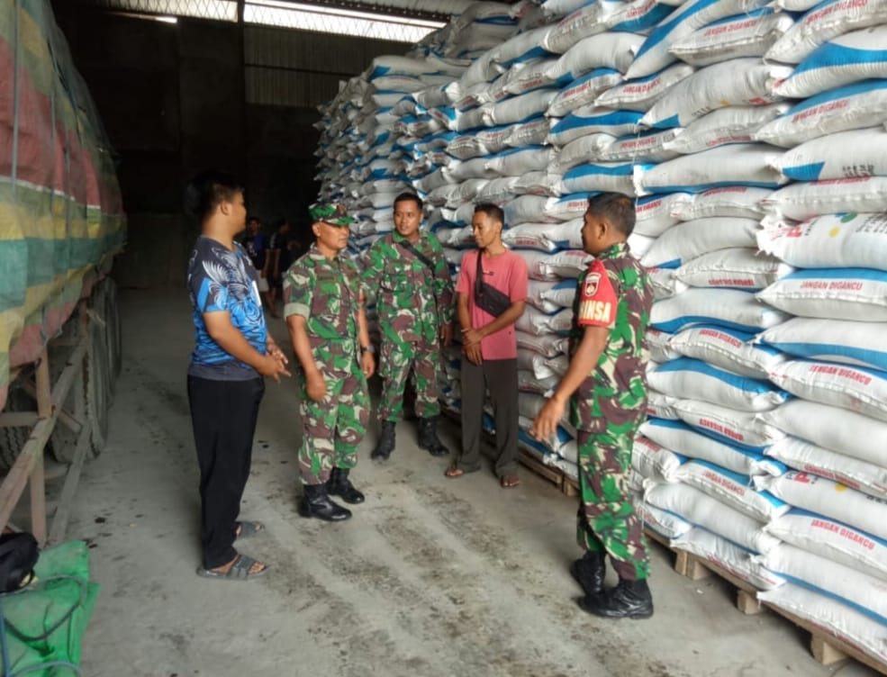 Babinsa Koramil Cek Pupuk Bersubsidi ke Pedagang