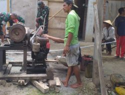 Tanamkan Jiwa Gotong Royong Babinsa Luangkan Waktu Bantu Warga Bangun Rumah