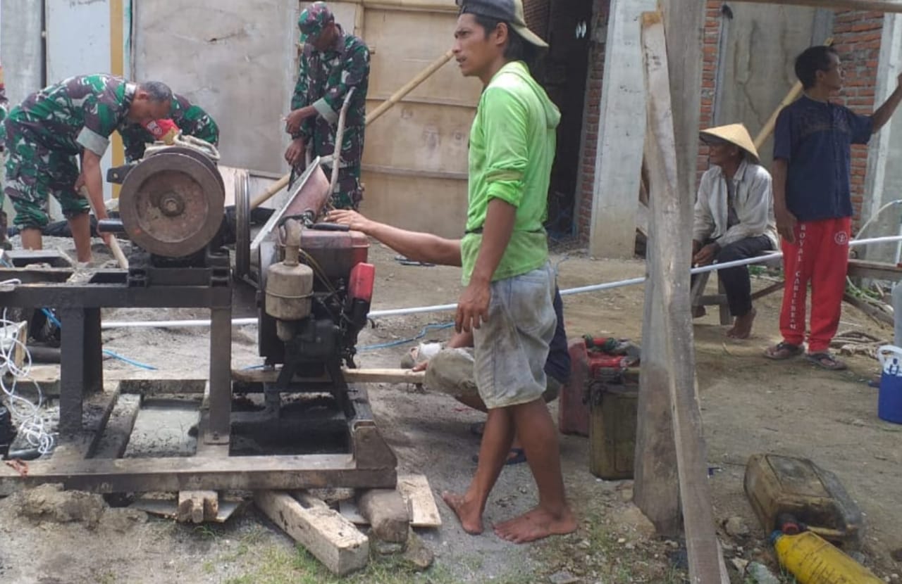 Tanamkan Jiwa Gotong Royong Babinsa Luangkan Waktu Bantu Warga Bangun Rumah