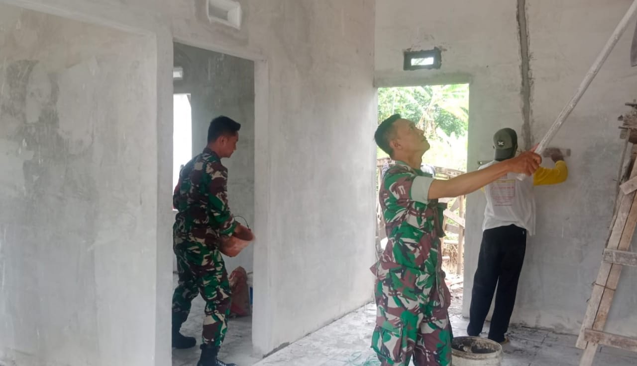Babinsa Kebut Penyelesaian Rehab Rumah Warga