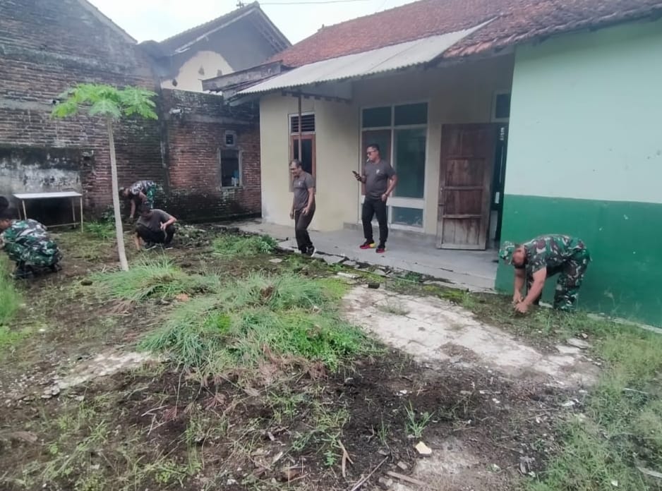 Koramil  Karangmalang Sukseskan Pembersihan Kantor  dan Sekitarnya