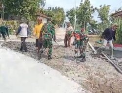 Babinsa Berpartisipasi Aktif dalam Pengerukan Tanah untuk Persiapan Pengecoran Jalan Desa