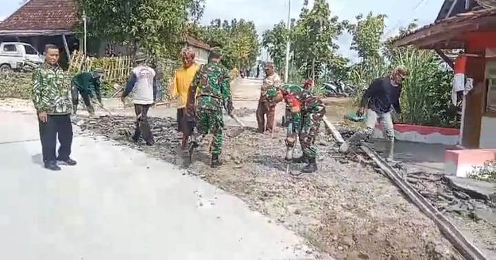 Babinsa Berpartisipasi Aktif dalam Pengerukan Tanah untuk Persiapan Pengecoran Jalan Desa