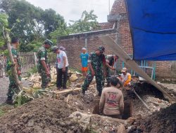 Danramil dan Babinsa Bantu Pembuatan Pondasi Rumah Milik Warga Binaan