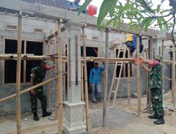 Babinsa Berperan Aktif Membantu Renovasi Rumah Warga