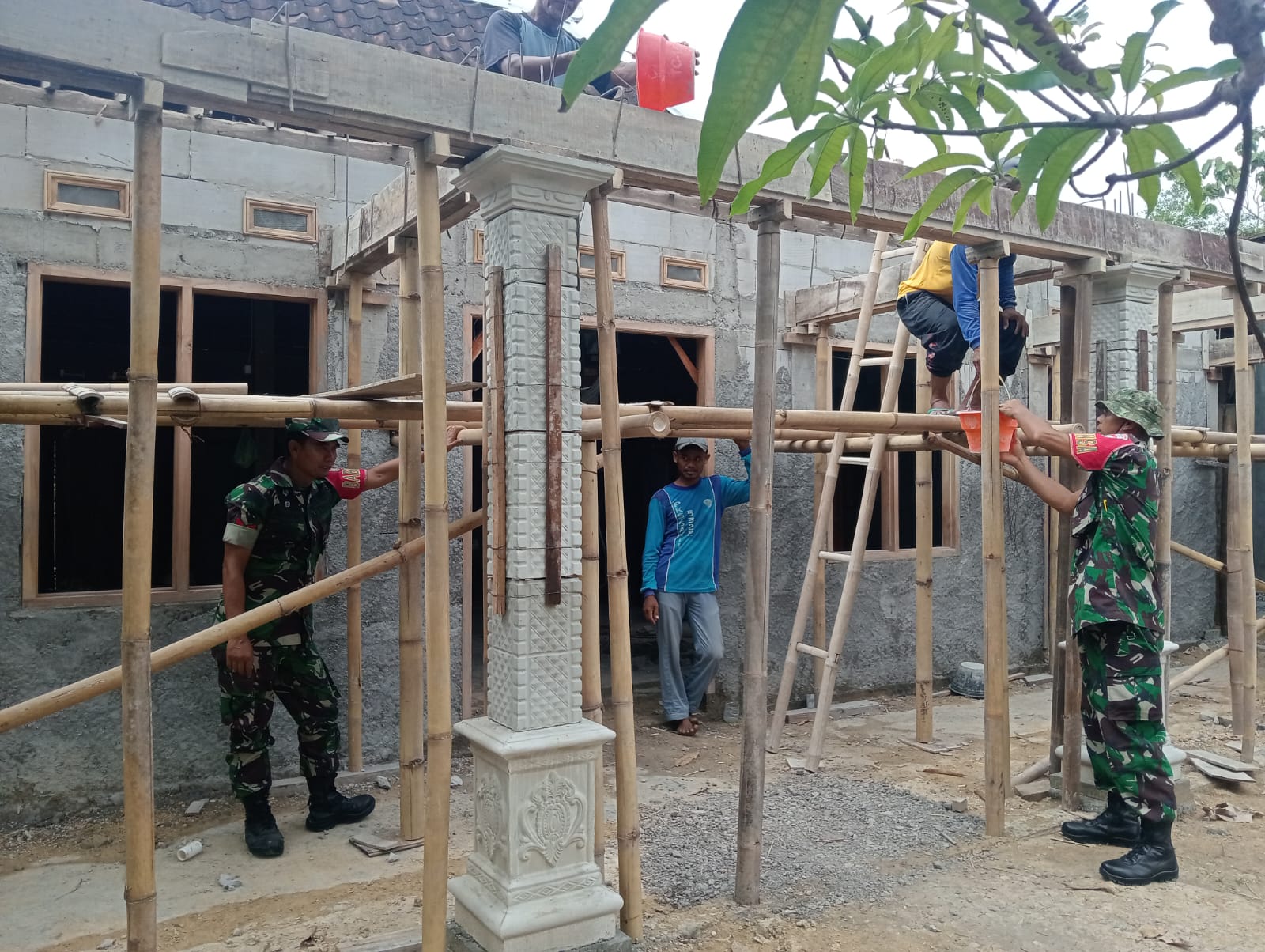 Babinsa Berperan Aktif Membantu Renovasi Rumah Warga