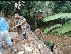 Penuh Semangat, TNI Bantu Warga Bangun Pondasi Rumah