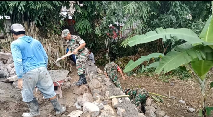 Penuh Semangat, TNI Bantu Warga Bangun Pondasi Rumah