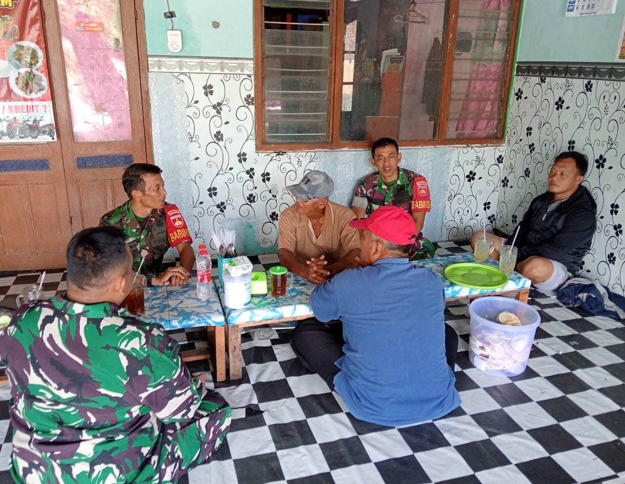 Eko, Ngobrol Santai Sambil Jalin Silaturahmi di Warung Mbak Atik