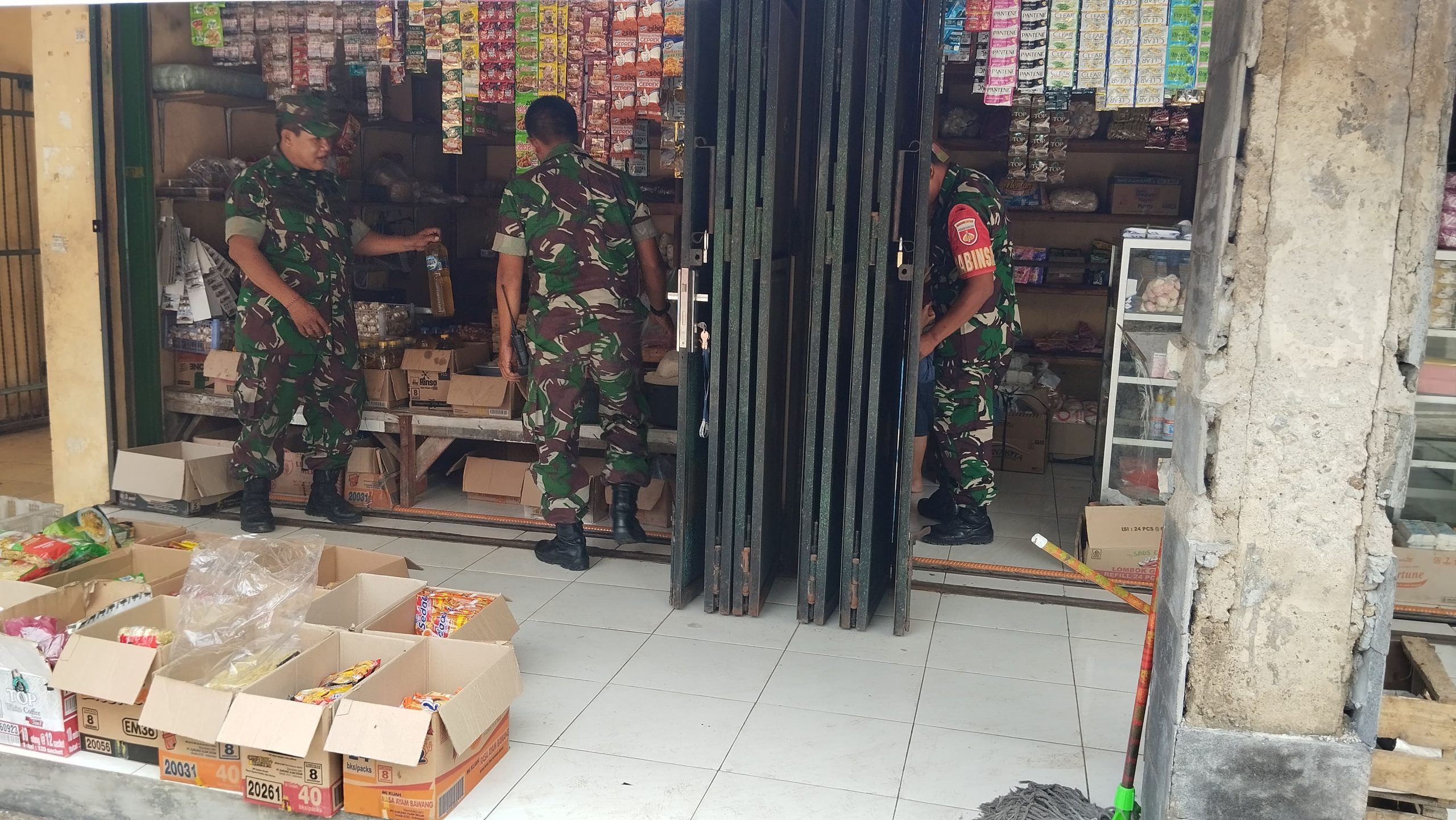 Babinsa Pastikan Harga Bahan Pokok Terkendali