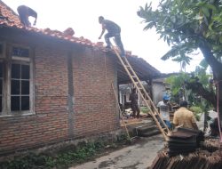 Babinsa Hidupkan Semangat Gotong Royong, Perbaiki Rumah Warga yang Rusak