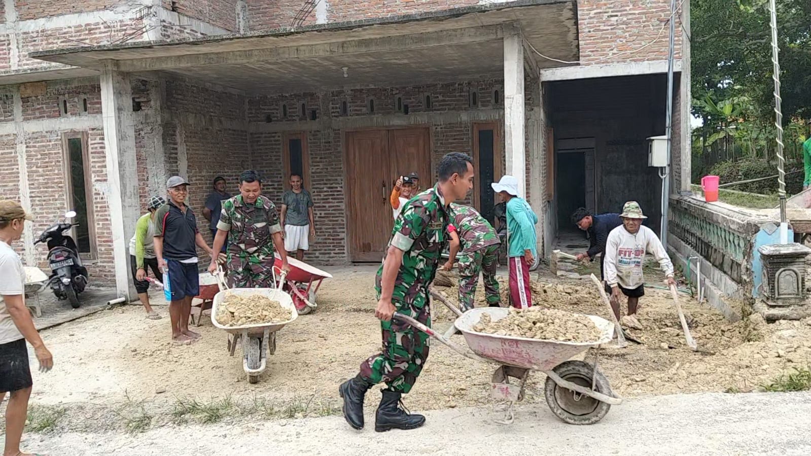 Babinsa Renovasi Rumah Warga,  Lebih dari Sekedar Bantuan