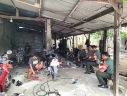 Babinsa Komsos dengan Pemilik Usaha bengkel Motor, Berikan Semangat dan Motivasi Babinsa Komsos dengan Pemilik Usaha bengkel Motor, Berikan Semangat dan Motivasi