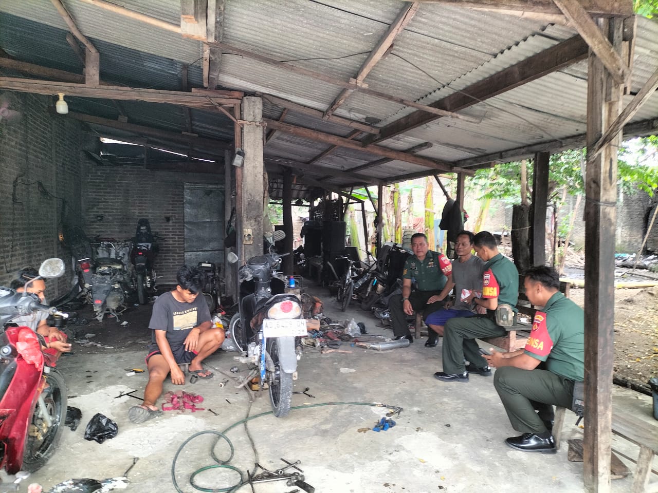 Babinsa Komsos dengan Pemilik Usaha bengkel Motor, Berikan Semangat  dan Motivasi
