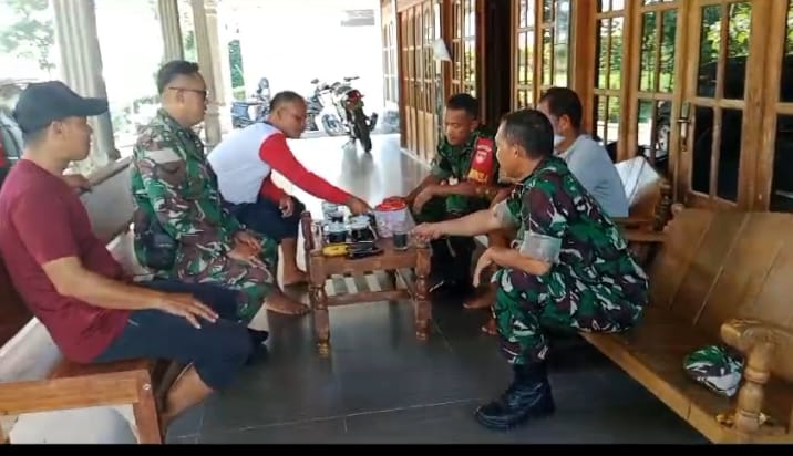 Babinsa Kunjungi  Warga, Sambut Ramadhan dengan Silaturahmi dan Keakraban
