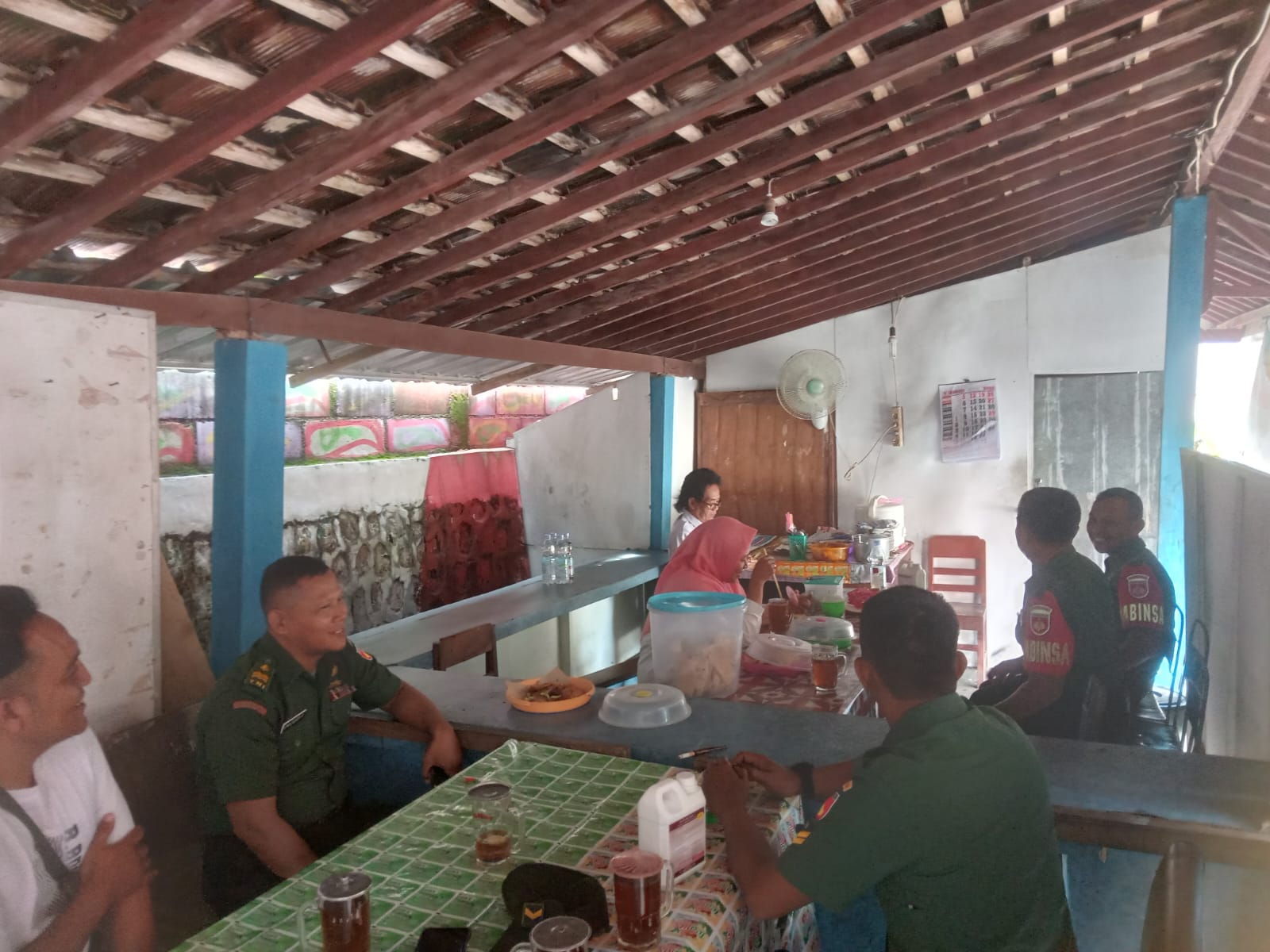 Lebih dari Sekedar Ngopi, Babinsa Dekat Warga di Warung Kopi