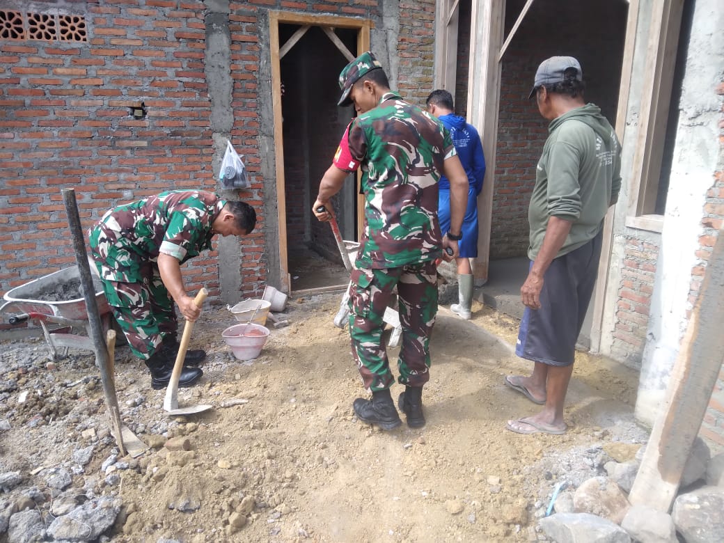 Aksi Sosial Babinsa Bantu Perbaiki Rumah Warga