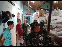 Antisipasi Kelangkaan Pupuk, Babinsa Pantau Pendistribusiannya Antisipasi Kelangkaan Pupuk, Babinsa Pantau Pendistribusiannya