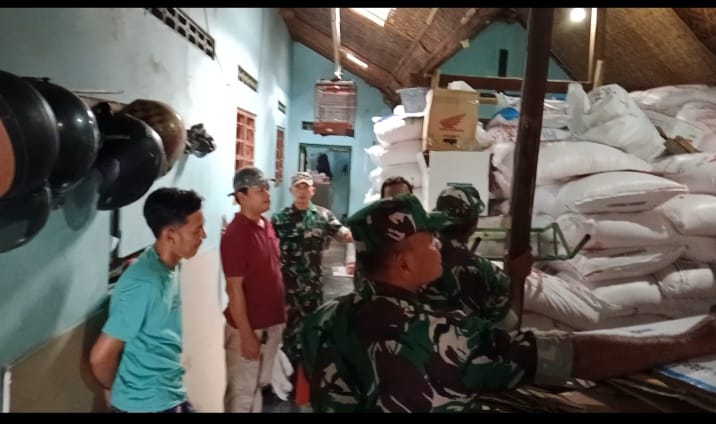 Antisipasi Kelangkaan Pupuk, Babinsa Pantau Pendistribusiannya