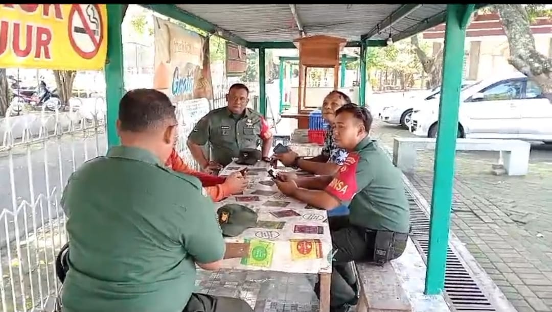 Babinsa dan Tokoh Masyarakat, Ngobrol Santai di Warung Desa, Jalin Sinergi