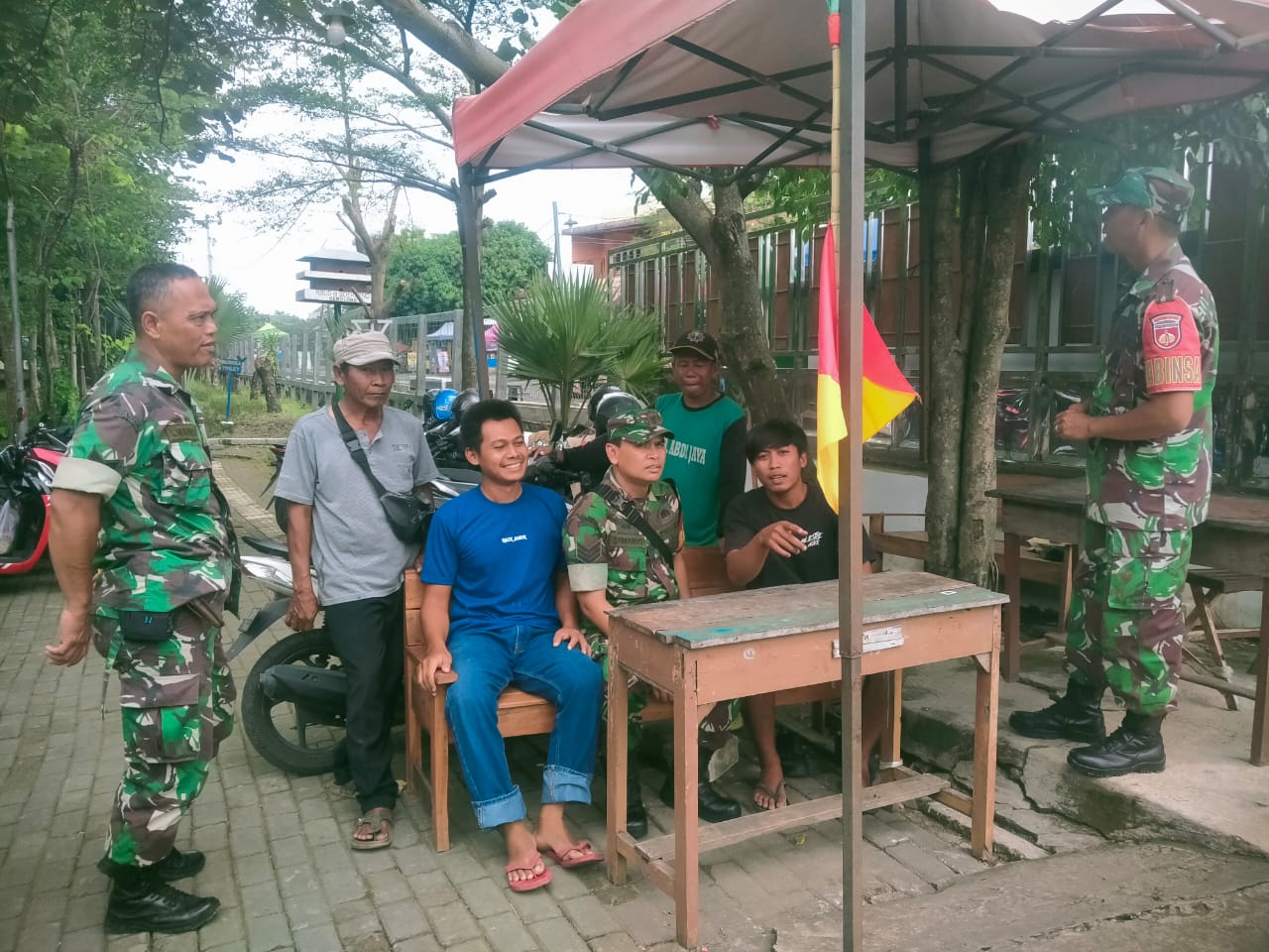 Antisipasi Terhadap Perubahan Cuaca, Babinsa Himbau Warga Agar Tetap Lebih Waspada