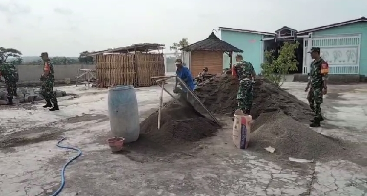 Peduli Sarana Ibadah, Babinsa Bantu Warga Renovasi
