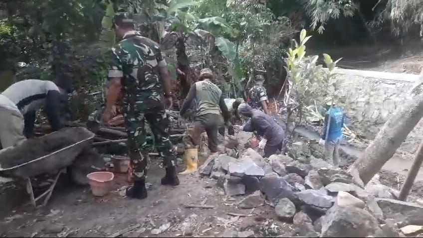 Babinsa Gotong Royong, Talud Irigasi Sawah Kokoh Untuk Kelancaran Pengairan