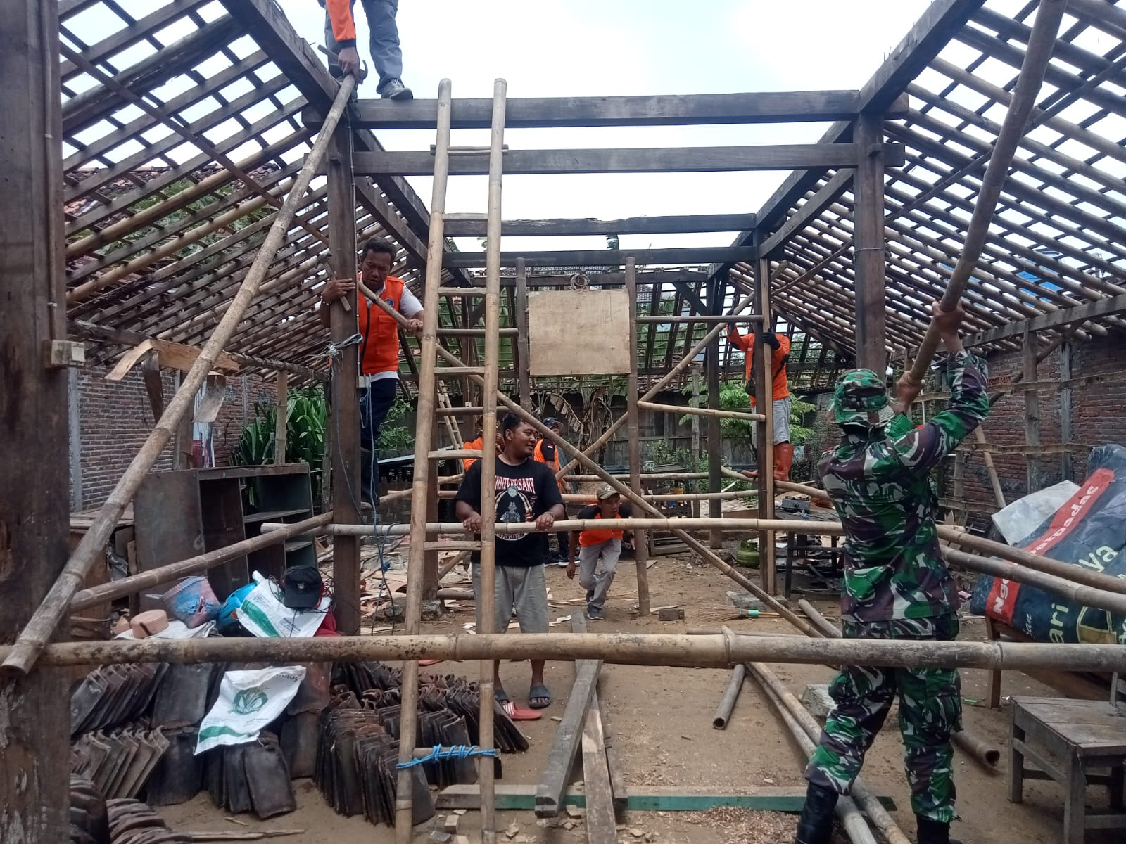 Gotong Royong Menjadi Budaya Babinsa Dalam Membangun Rumah Warga