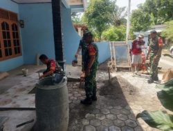 Bentuk Kepedulian TNI, Babinsa Bantu Pasang Keramik Lantai Rumah Warga