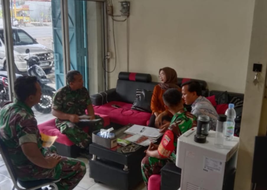 Babinsa Komsos Dengan Warga Guna Pertukaran Informasi