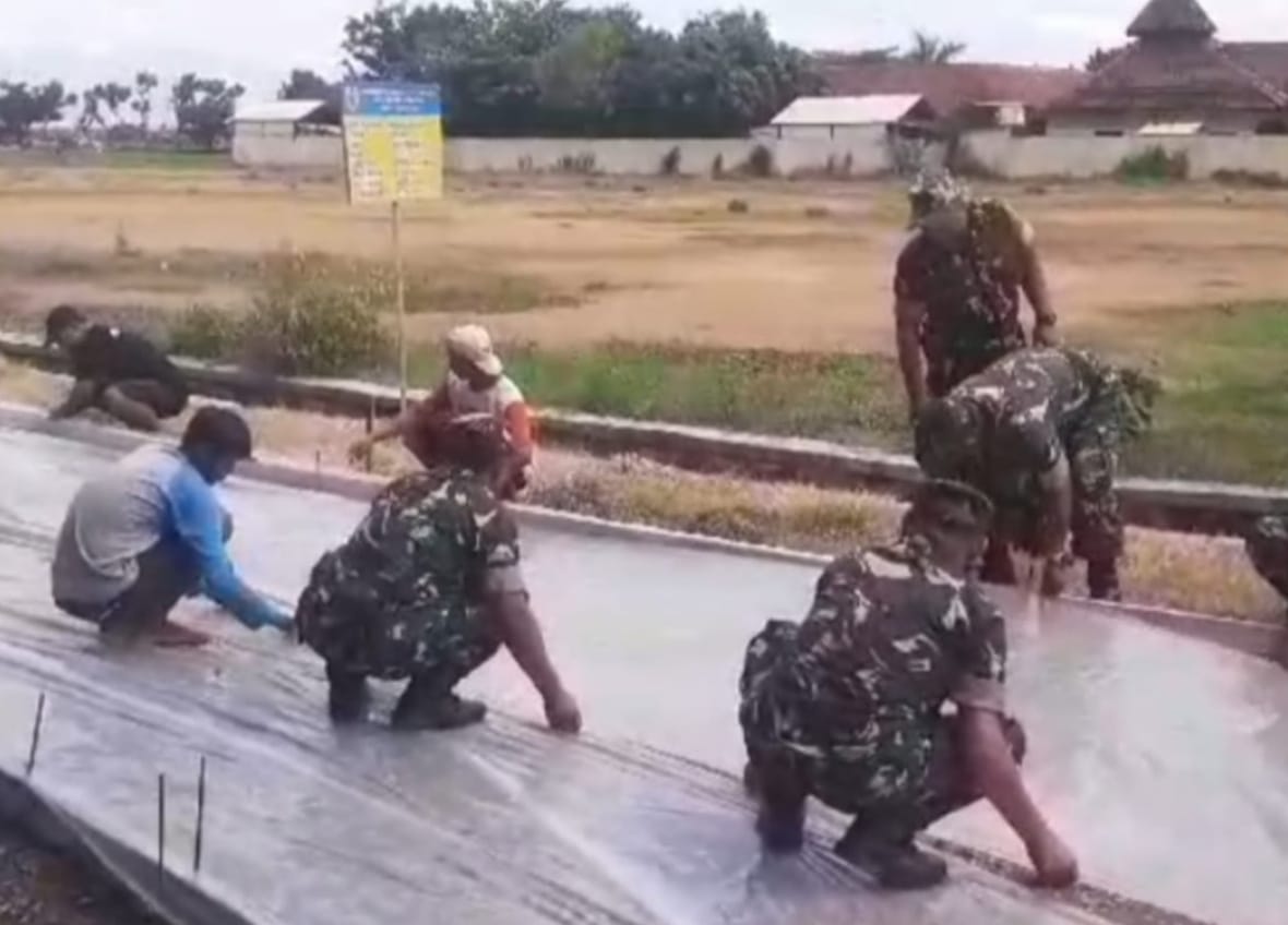Dukung Percepatan Pembangunan Babinsa dan Warga Cor Jalan